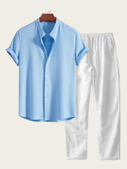 Conjunto de verano azul claro de algodón 100% de Victoria Lemaire con camisa de punto texturizado y pantalones blancos.