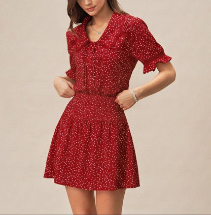 Alba - Vestido rojo con mangas abullonadas y cuello de lunares
