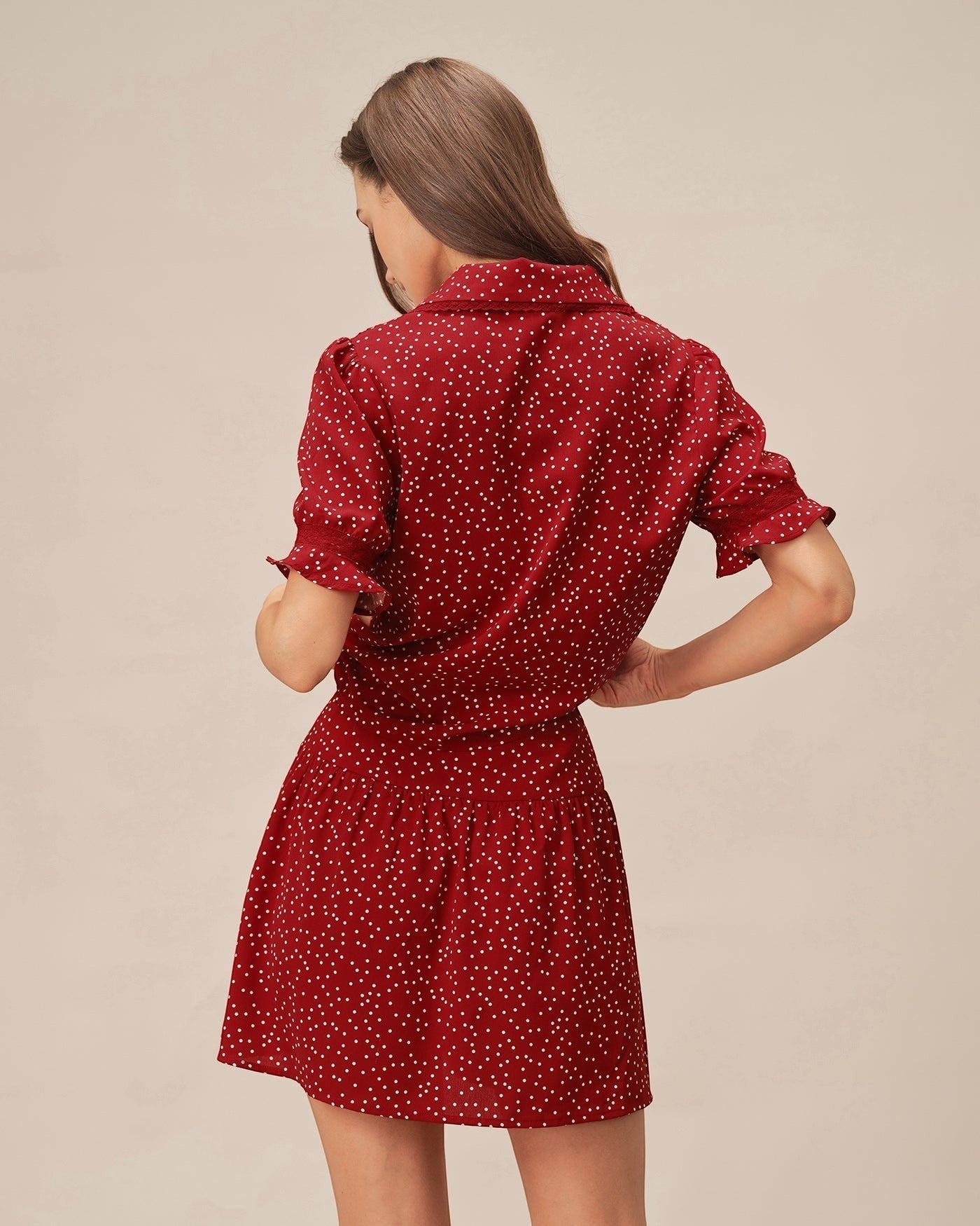 Alba - Vestido rojo con mangas abullonadas y cuello de lunares